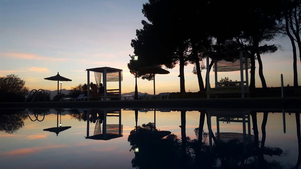 Reflejos del agua de la piscina de Pool Bar al atardecer