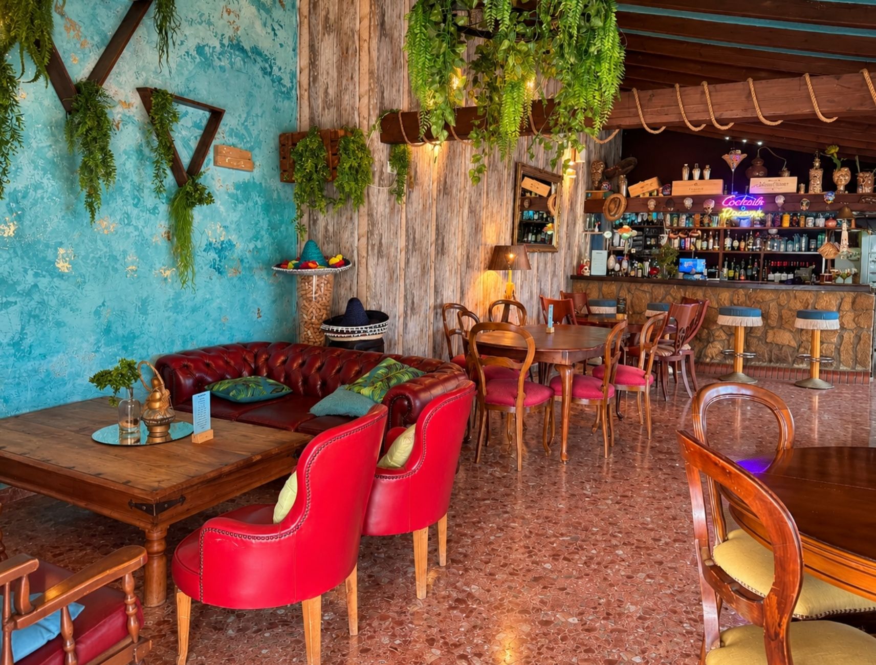 Sala interior del restaurante con mesas y sillas de colores, Pool Bar restaurante en Benidoleig, Marina Alta