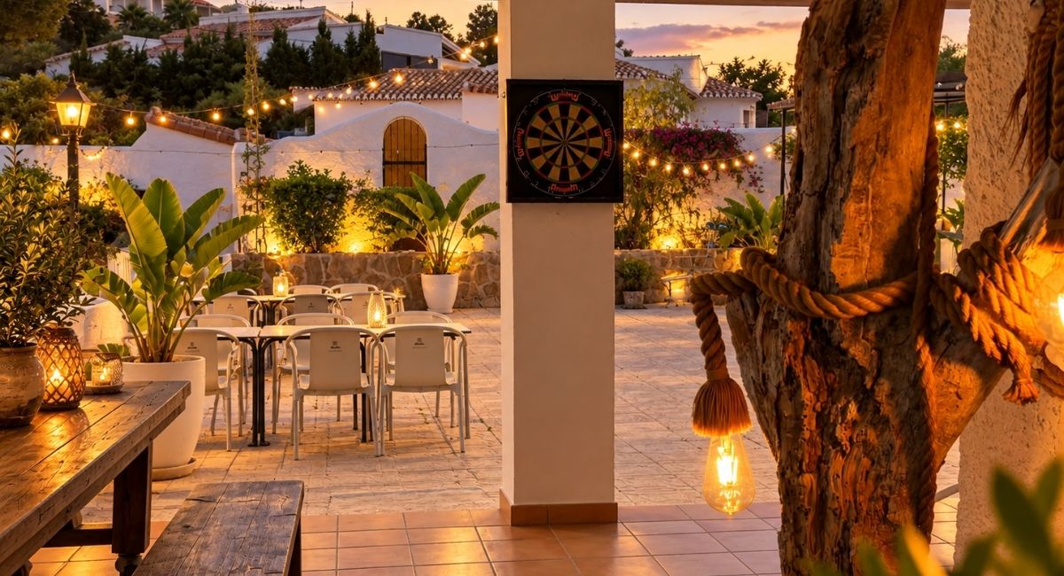 Entrada a la terraza del restaurante iluminada al atardecer, Pool Bar restaurante en Benidoleig, Marina Alta
